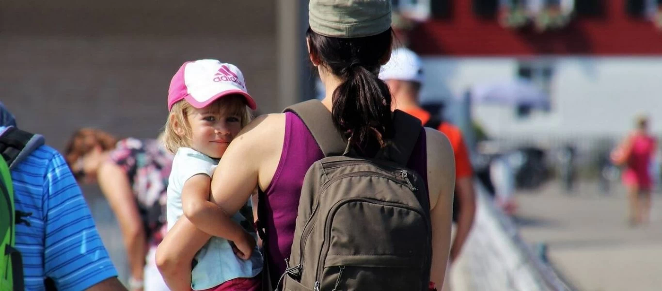 «Νταντάδες της Γειτονιάς»: Πότε ξεκινά το πρόγραμμα - Ποιοι είναι οι δικαιούχοι